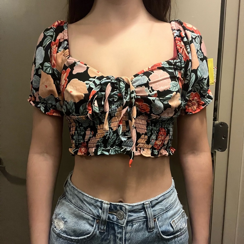 Floral puffy sleeved cropped blouse